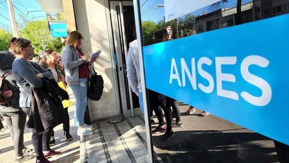 Casi 300 mil personas pidieron el seguro de desempleo desde que asumió Javier Milei