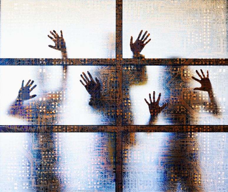 Tres figuras parecidas a zombies se presionan contra una pared de circuitos de computadora en una imagen sobre problemas de seguridad de red, riesgos y desventajas de la tecnología.