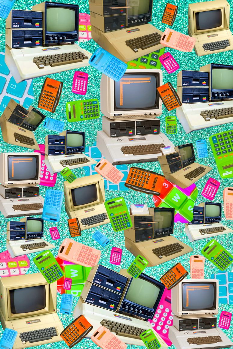 Collage de distintos dispositivos tecnológicos antiguos.