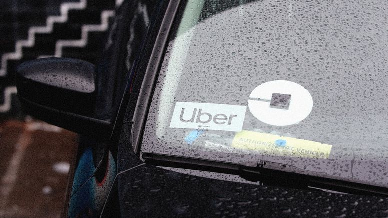 Un auto con una pegatina de Uber. 