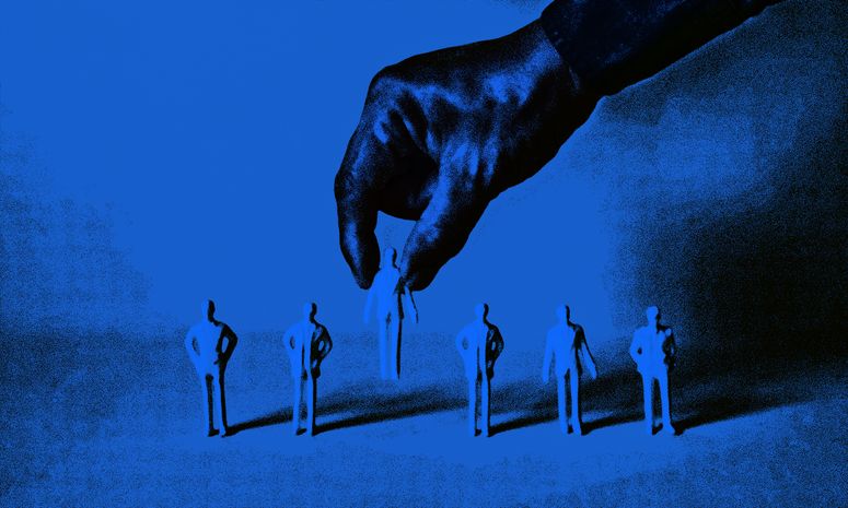 Fotografía granulada de alto contraste de una mano recogiendo una de varias figuras humanas.