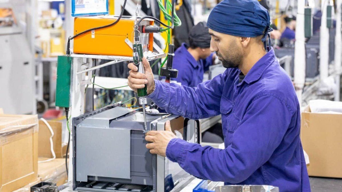 El empleo en la industria está en su menor nivel desde 2022 y en la era Milei cerraron casi 2 mil empresas del rubro