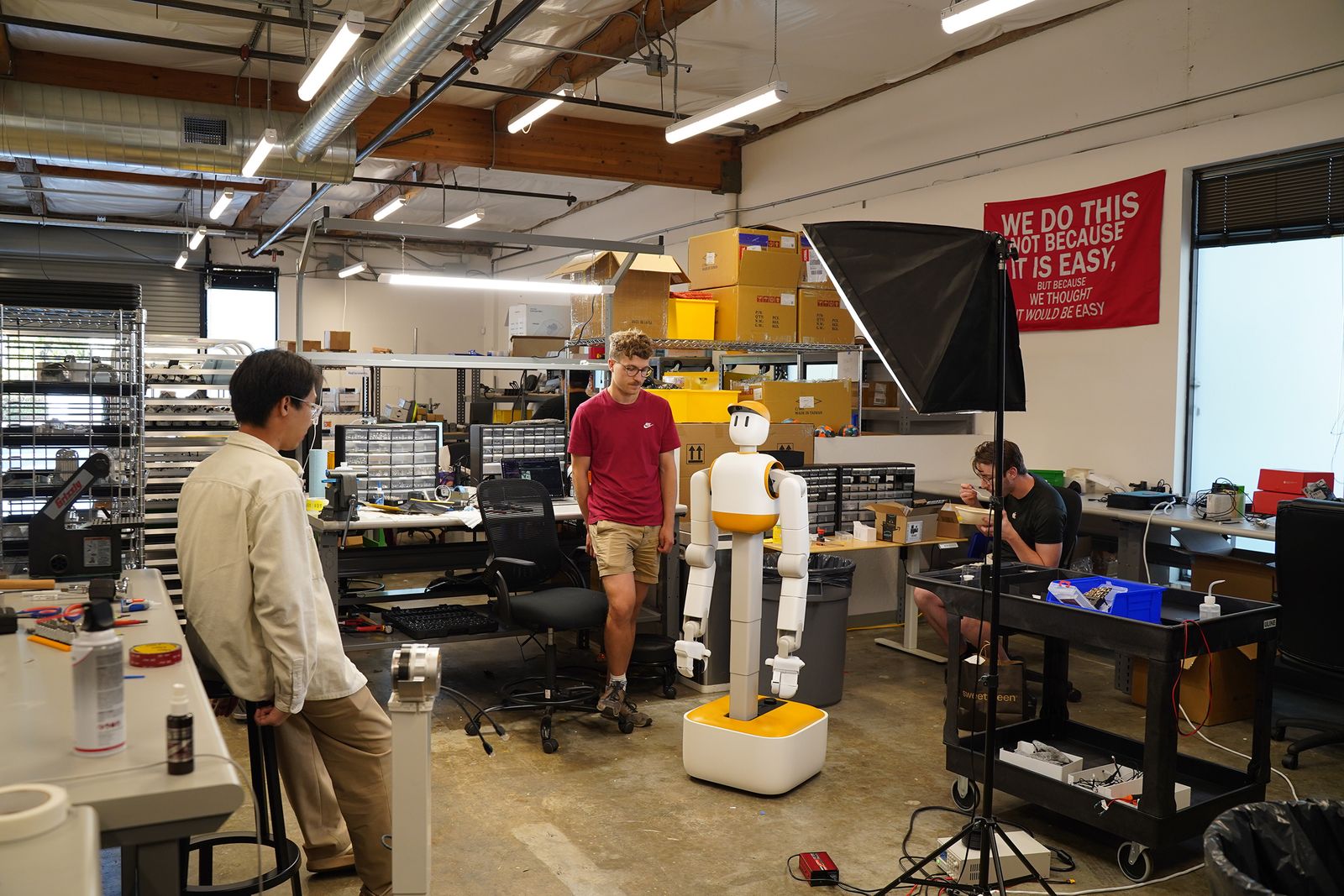 Una laboratorio de robótica de Sunday Robotics con Memo su robot humanoide.