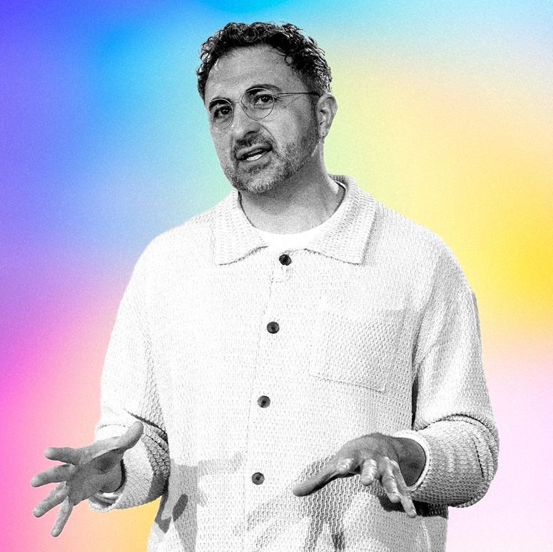 Mustafa Suleyman, director ejecutivo de Microsoft AI, habla durante un evento conmemorativo del 50 aniversario de la empresa en la sede de Microsoft en Redmond, Washington, EE. UU., el viernes 4 de abril de 2025. Microsoft Corp., decidida a mantener su posición en el campo de la inteligencia artificial, pronto permitirá a los consumidores adaptar el asistente digital Copilot a sus propias necesidades.