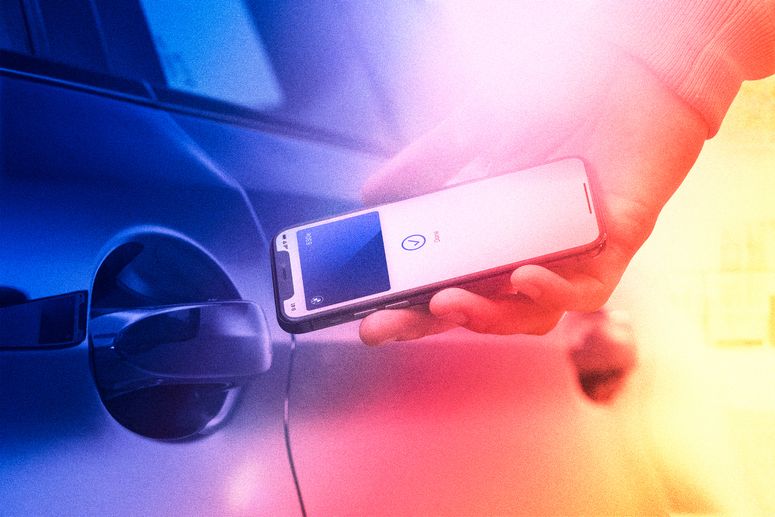 Persona acercando un smartphone para abrir su vehículo. 