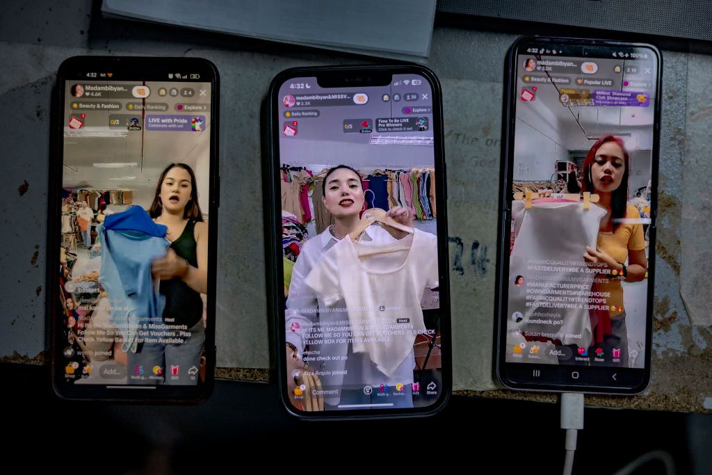 Vivian Arrojado y su personal presentan ropa a la venta en tres transmisiones simultneas en directo de TikTok Shop en...