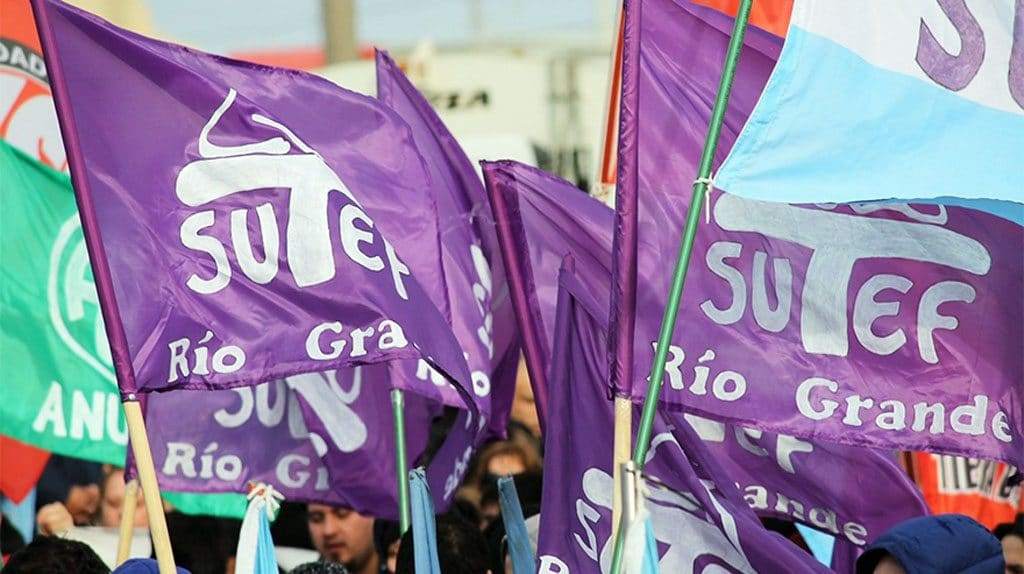 Docentes fueguinos reclaman un plan de desendeudamiento: «La mayoría de los docentes tienen más de la mitad de su salario comprometido en préstamos»