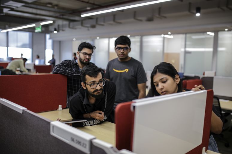 Trabajadores de Amazon en una oficina.