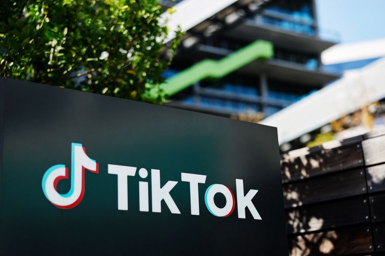 CULVER CITY, CALIFORNIA - 23 DE ENERO: El logotipo de TikTok se exhibe en una oficina de TikTok el 23 de enero de 2026 en Culver City, California. TikTok anunció que su empresa matriz china, ByteDance, cerró un acuerdo para formar una nueva entidad de TikTok en EE. UU. con inversores no chinos