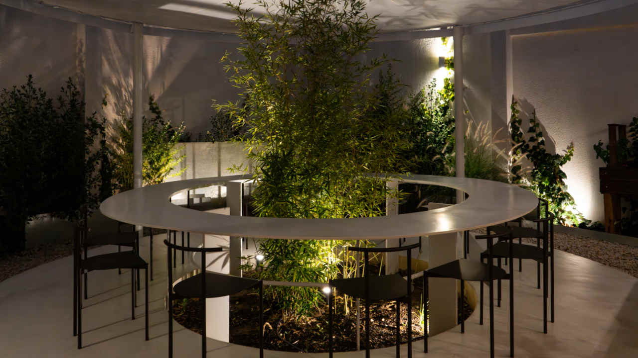 El restaurante tiene poco más de 40 cubiertos, cocina a la vista, huerta propia y una mesa comunal