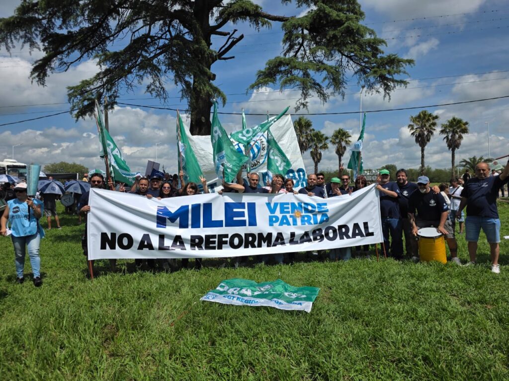 Estatales cordobeses protestaron contra el ajuste salarial y jubilatorio de Llaryora y contra la presencial de Milei en la Provincia