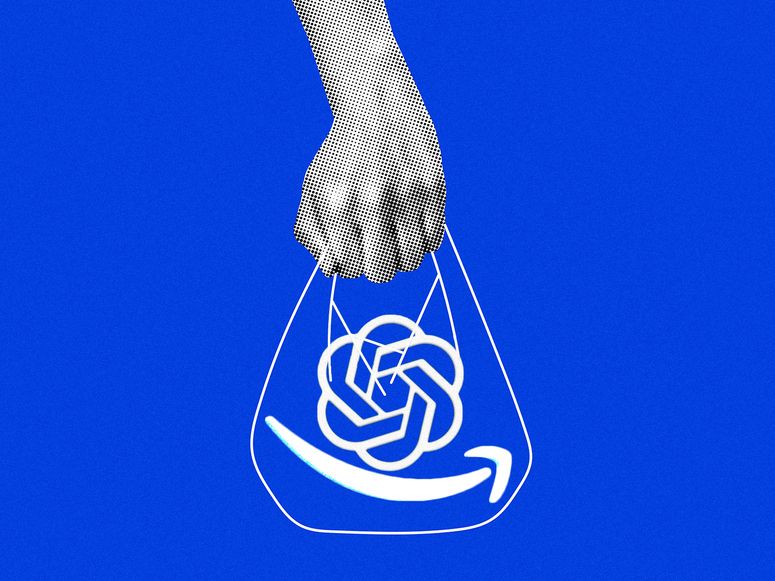 Una persona sosteniendo una bolsa con el logo de Amazon y ChatGPT. 