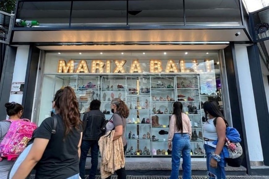 La crisis no cede y la mediática Marixa Balli que militaba la reforma laboral tuvo que cerrar su fábrica de calzado y sus locales