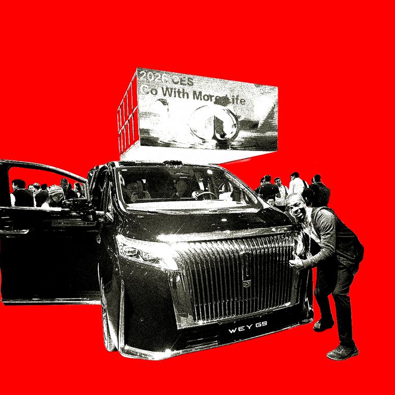 LAS VEGAS, NEVADA - 6 DE ENERO: Un visitante posa para una foto junto al vehículo multipropósito WEY G9 de Great Wall Motor (GWM) durante la Feria de Electrónica de Consumo (CES) 2026, el 6 de enero de 2026 en Las Vegas, Nevada. La Feria de Electrónica de Consumo, la conferencia tecnológica más grande e influyente del mundo, comenzó en Las Vegas el 6 de enero.