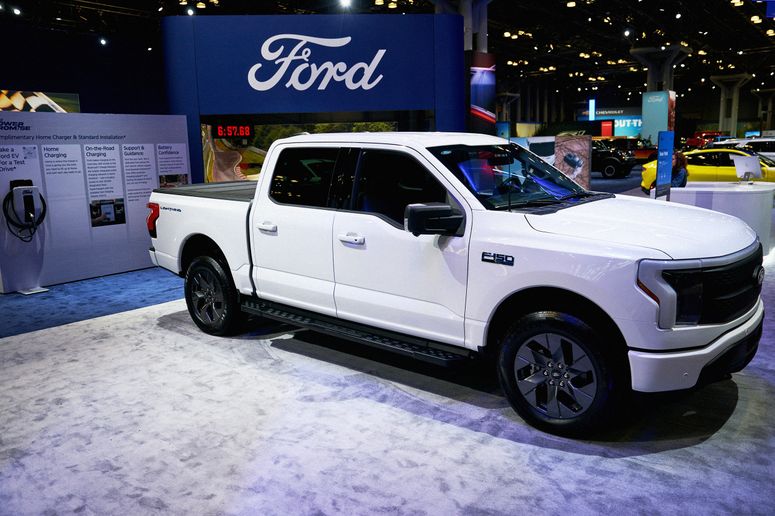 Una camioneta eléctrica Ford F-150 Lightning FLASH 2025 durante el Salón Internacional del Automóvil de Nueva York 