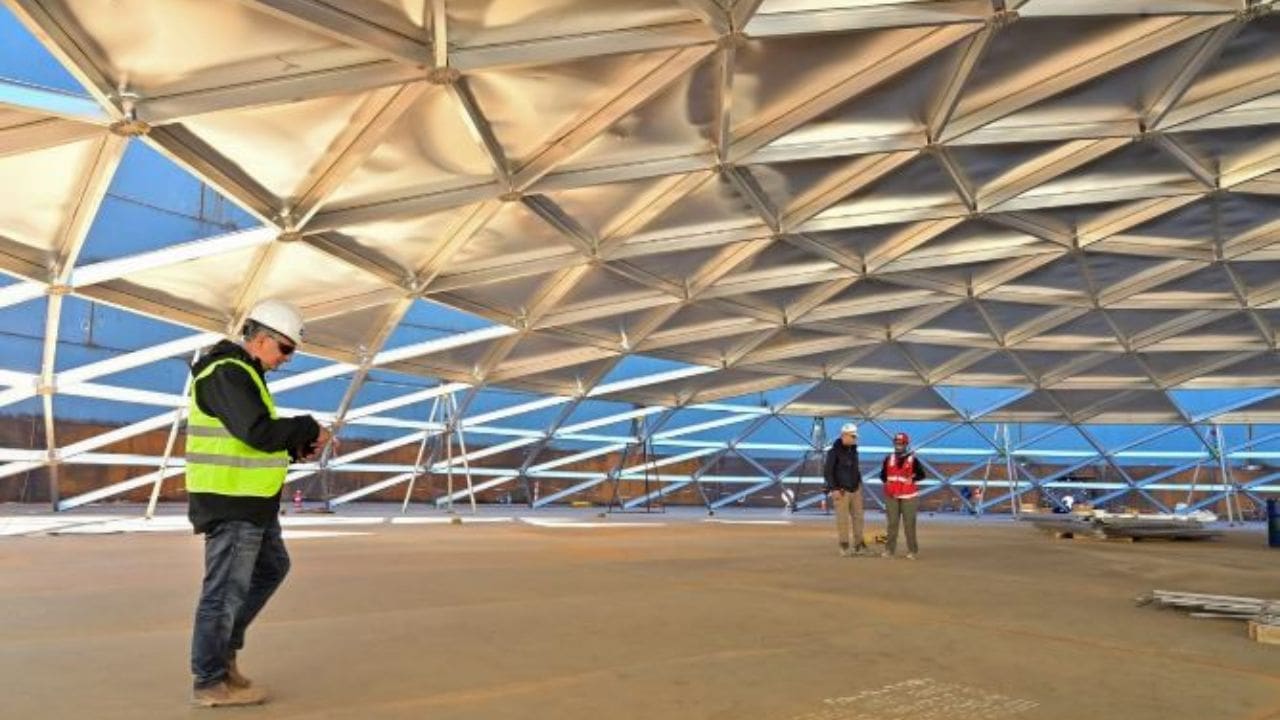 Cada tanque requiere 1.500 toneladas de acero y más de un millón de pulgadas de soldadura