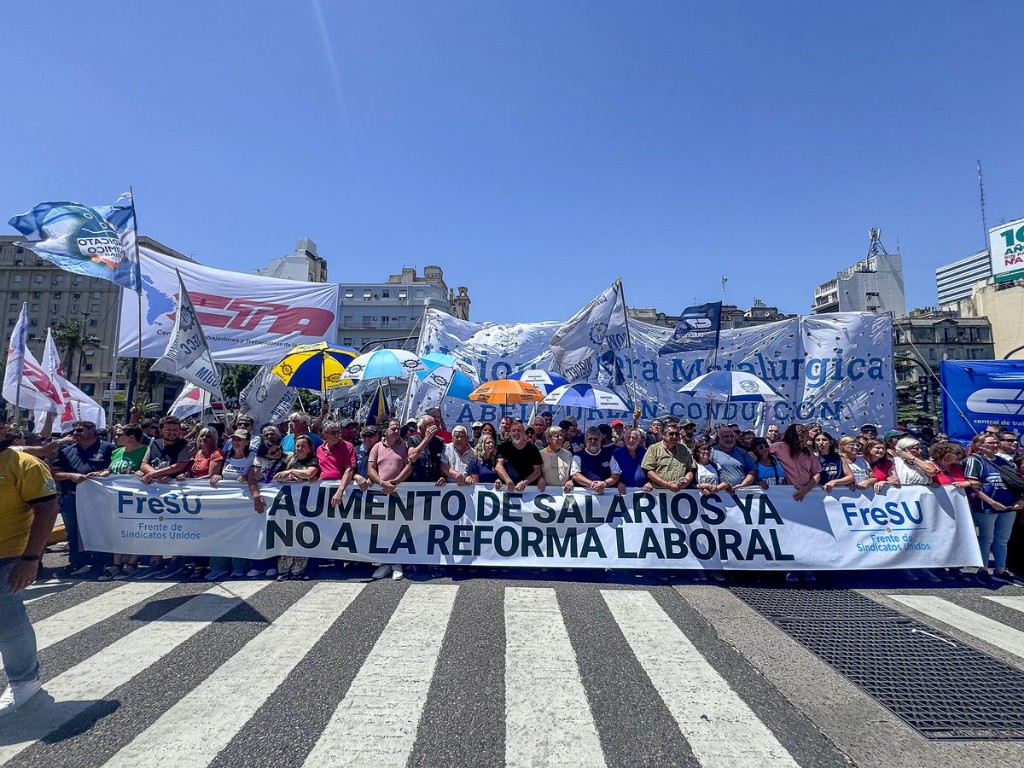 El Frente de Sindicatos Unidos sube la apuesta, ratifica el plan de lucha y anuncia un paro general frente al avance de la reforma laboral