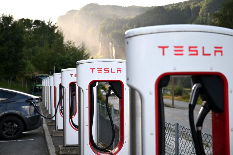 Un Tesla se recarga en una estación de recarga para vehículos eléctricos Tesla en Norheimsund, Noruega, el 22 de agosto de 2025.