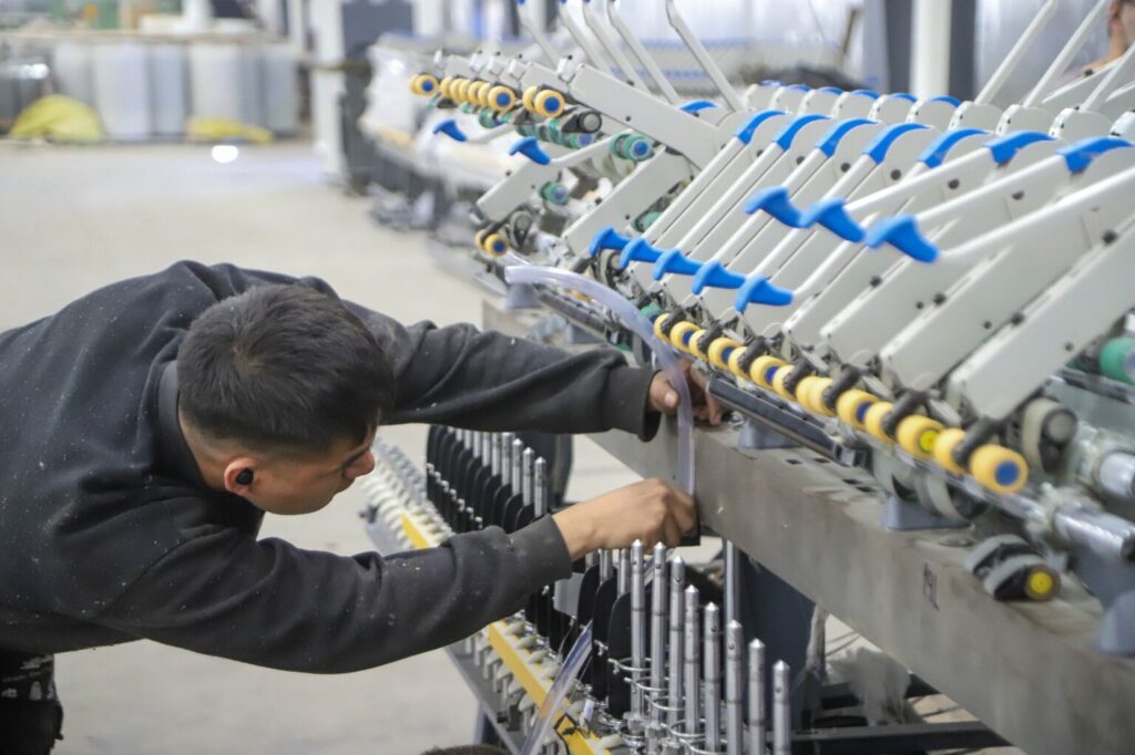 Los datos oficiales marcan que la industria textil perdió 18.333 puestos de trabajo registrados entre noviembre de 2023 y octubre de 2025