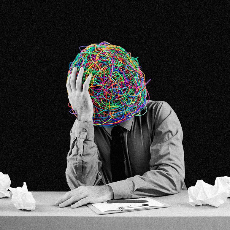 Hombre de negocios con una máscara de pensamientos caóticos.