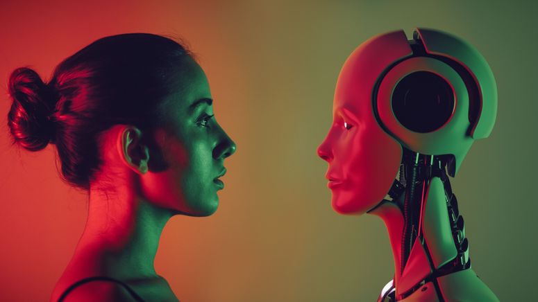 Mujer frente a robot