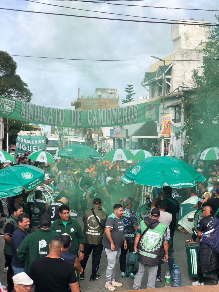 Pablo Moyano fue a Villa Gesell, calificó de "mamarracho" a Barrera y aseguró: "Estaremos acá hasta que los compañeros sean reincorporados"