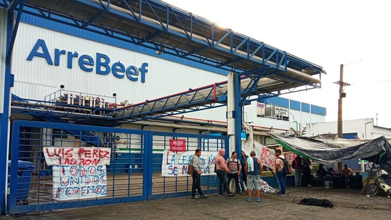 Tras suspender 400 operarios, China bloquea las exportaciones del frigorífico ArreBeef