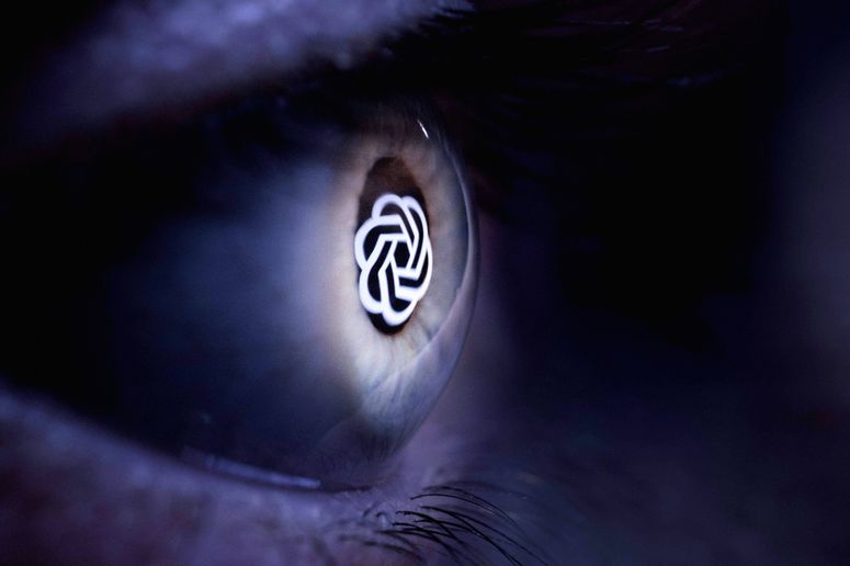 Esta fotografía ilustrativa, tomada con un objetivo macro, muestra el logotipo de la empresa OpenAI reflejado en un ojo humano en un estudio de París el 6 de junio de 2023. 