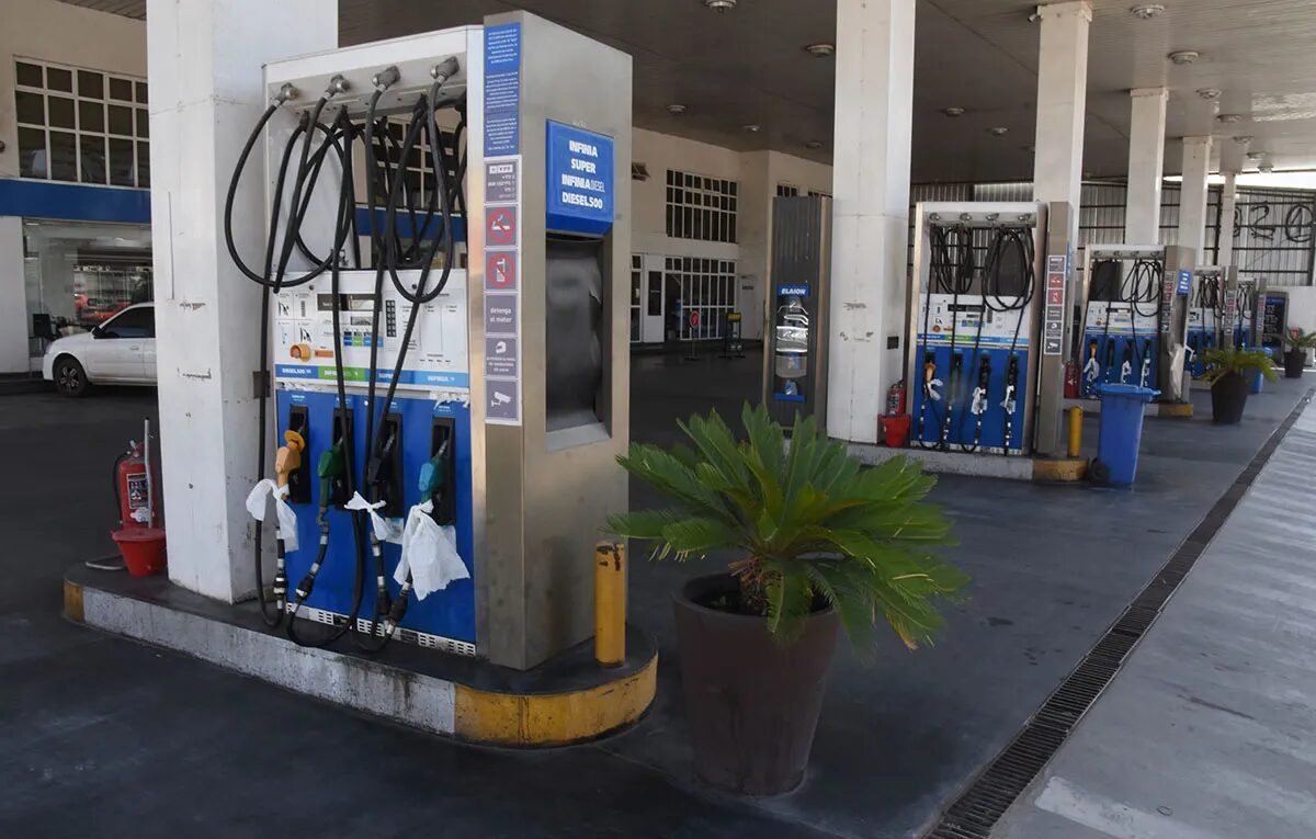 La capacidad de compra de los salarios se redujo un 17% entre febrero y marzo medido en litros de nafta