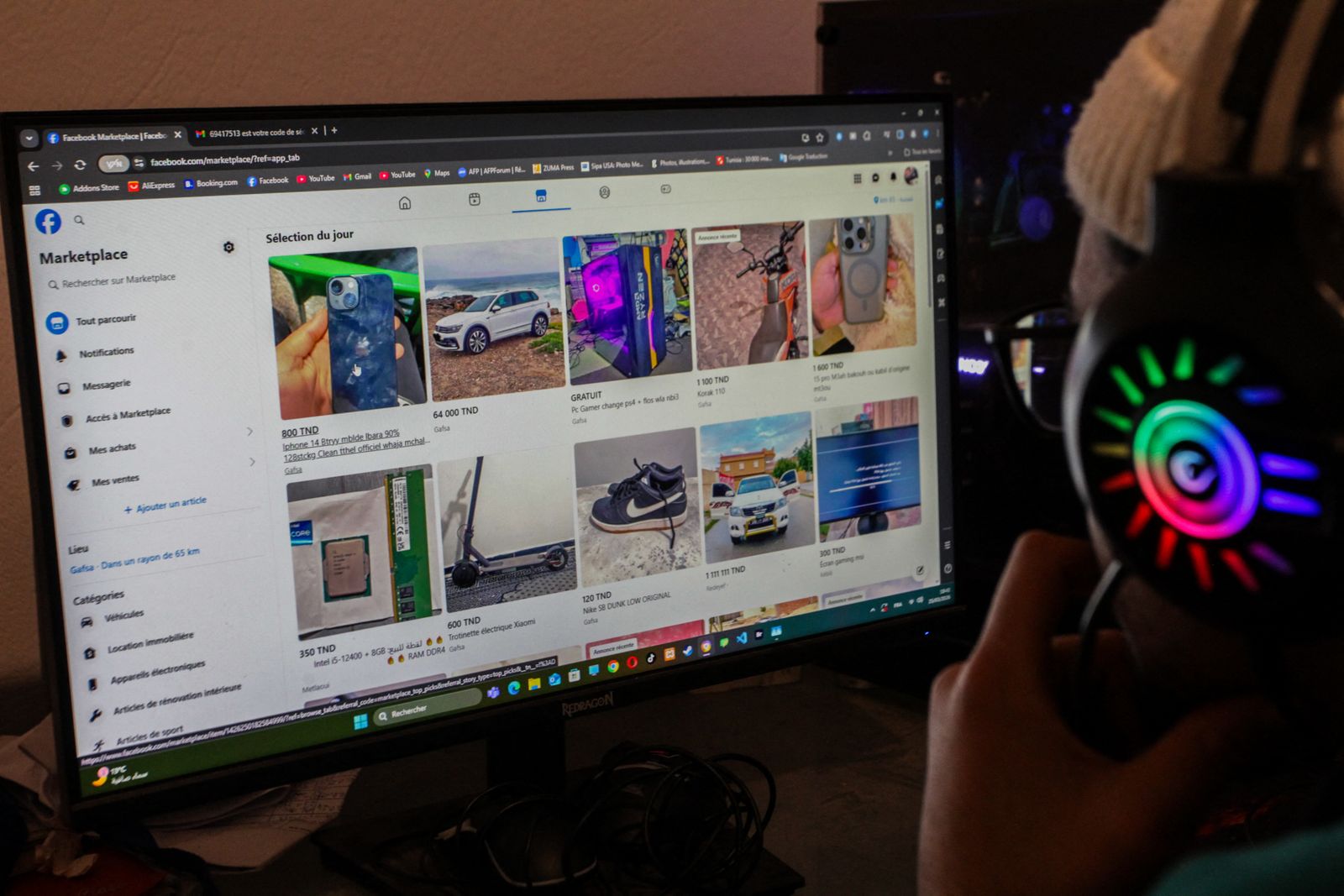 Un usuario navega por Facebook en un ordenador en Túnez Túnez.