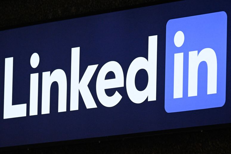 Un cartel de LinkedIn en la reunión anual del Foro Económico Mundial en Davos el 20 de enero de 2026. Crédito: Getty Images | Ina Fassbender