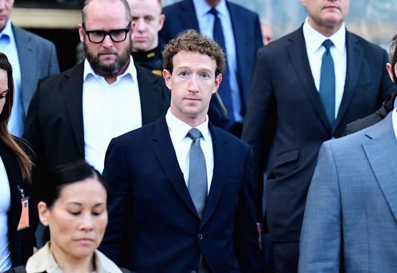 Mark Zuckerberg, CEO de Meta, sale del Tribunal Superior de Los Ángeles tras testificar el 18 de febrero de 2026 en Los Ángeles, California.