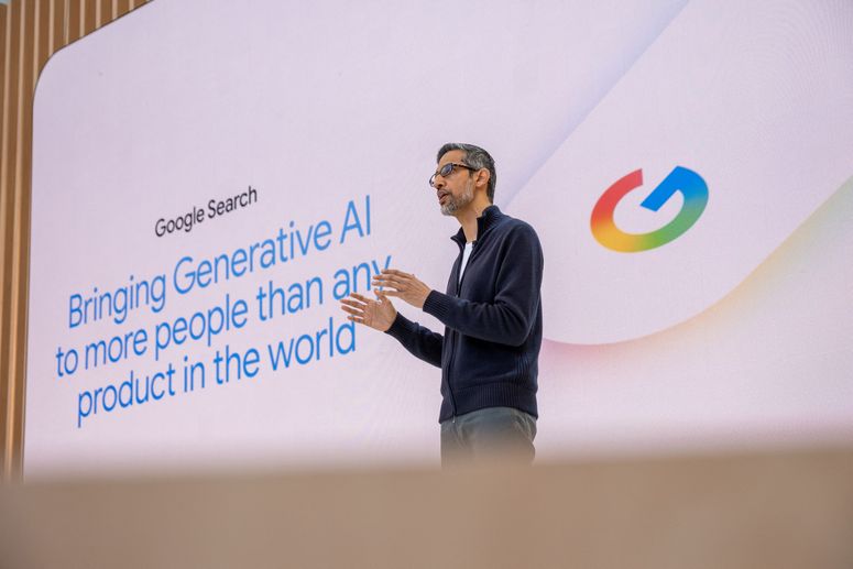 Sundar Pichai se dirige al público desde el escenario de Google I/O. 
