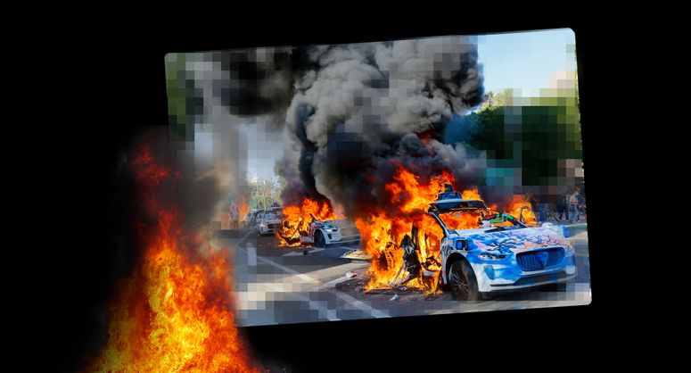Imagen pixelada del incendio de un auto en medio de las protestas en Los Ángeles. 