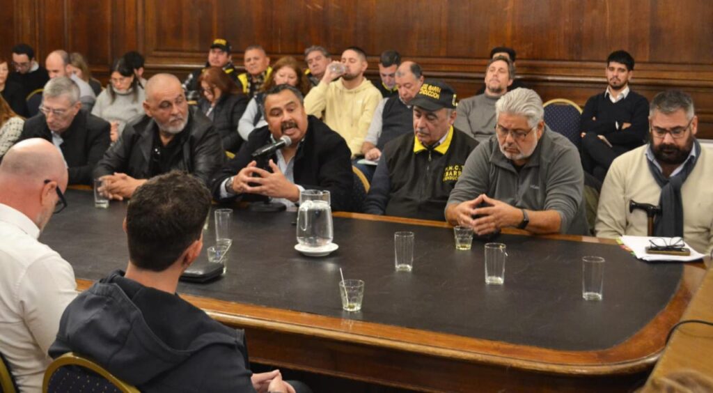 Los taxistas fueron a la Legislatura para militar un proyecto de ley que les iguale las condiciones con las plataformas: "En estos años hemos recibido un terrible daño"