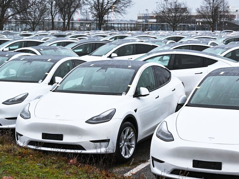Filas de vehículos Tesla estacionados