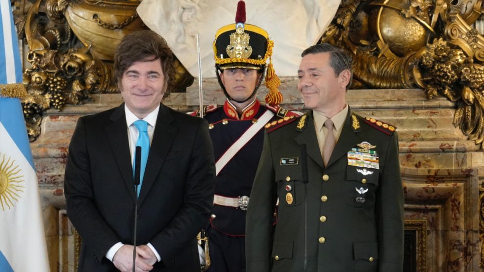 En lugar de subirles los sueldos, el Gobierno manda a los militares a hacer Uber o Rappi para sumar ingresos