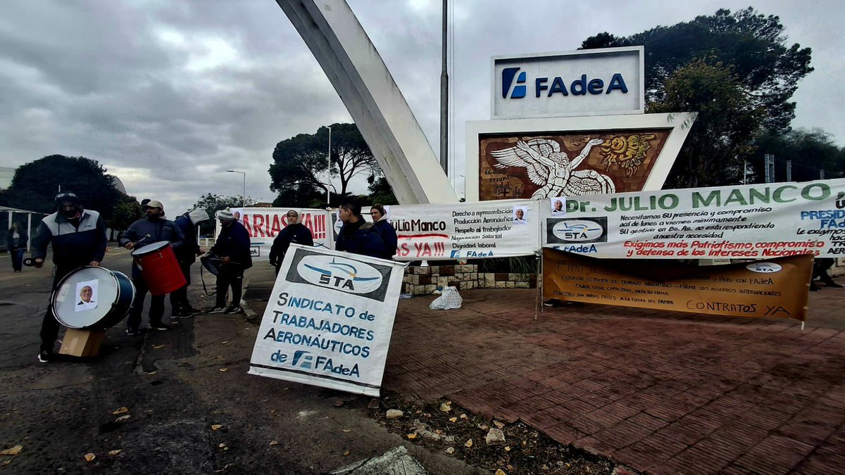 Los gremios entraron al edificio principal de Fadea y pidieron la renuncia del directorio en medio de la crisis de la fábrica cordobesa de aviones