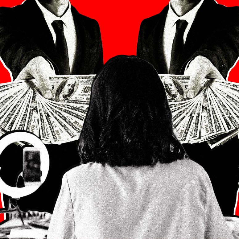 persona de espaldas recibe oferta de dinero