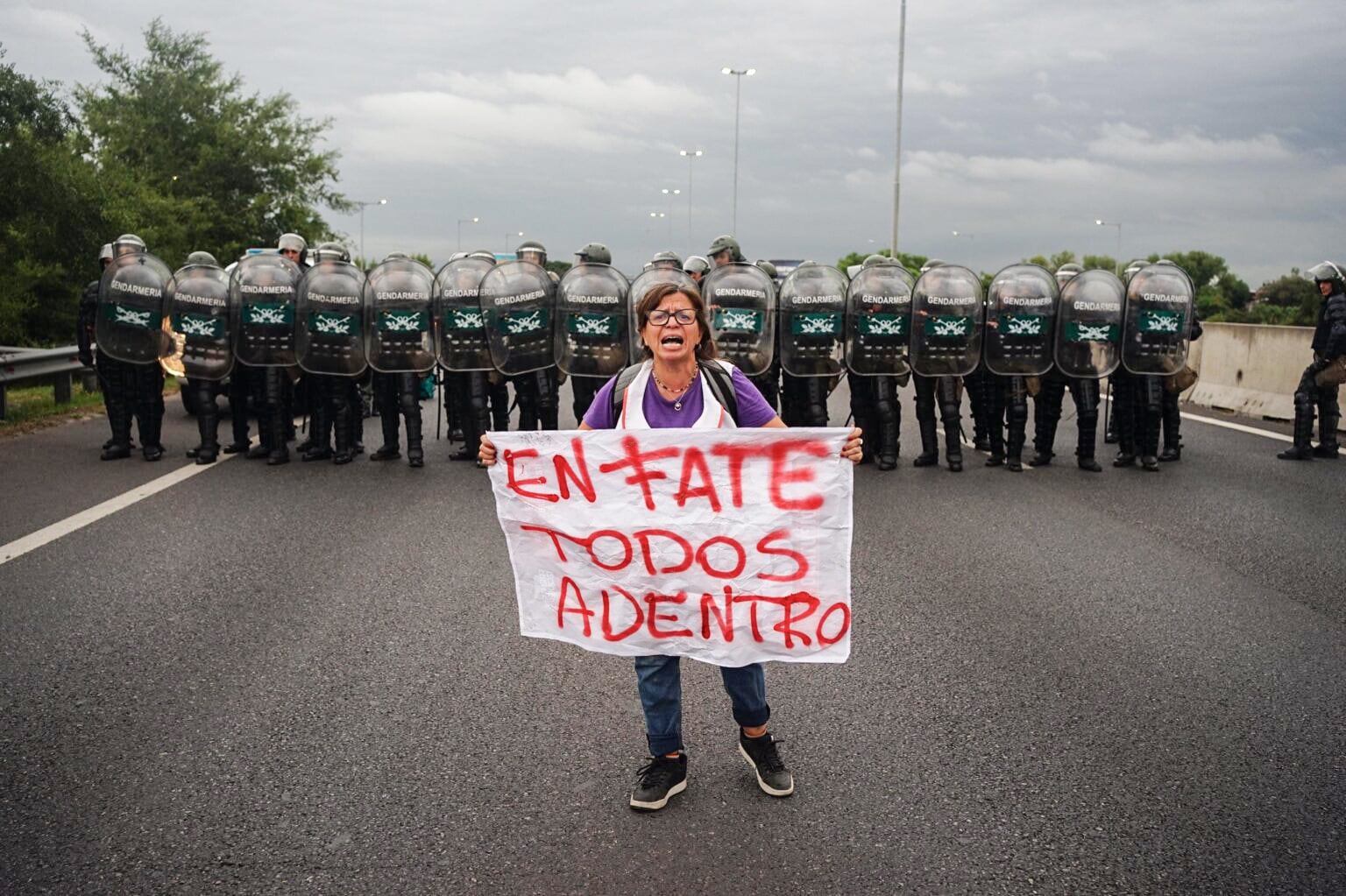 Fate envió 6 camiones escoltados con policías a retirar cubiertas a la planta de San Fernando y el SUTNA habla de "provocación"