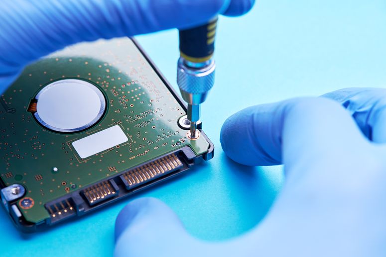 manos reparando un teléfono, productos electrónicos reacondicionados