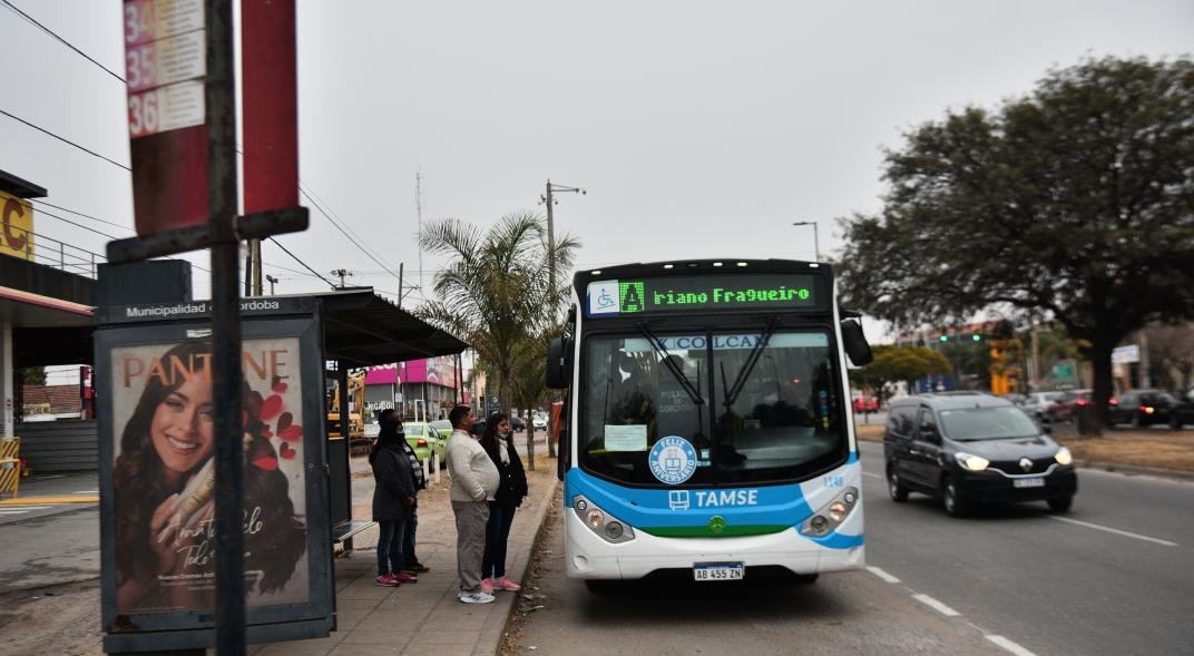 La UTA volvió a amagar con un paro nacional de colectivos por paritarias, pero este viernes habrá servicios
