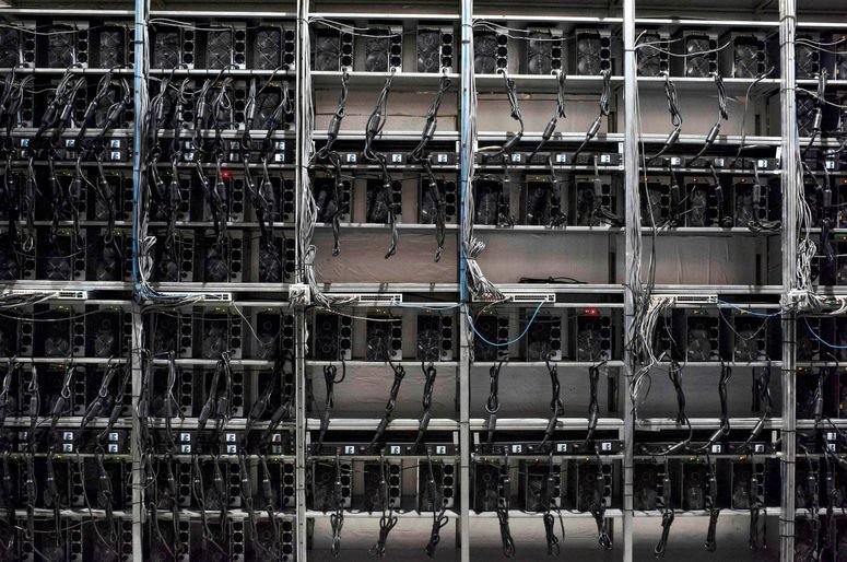 Una fila de maquinas para minar Bitcoins