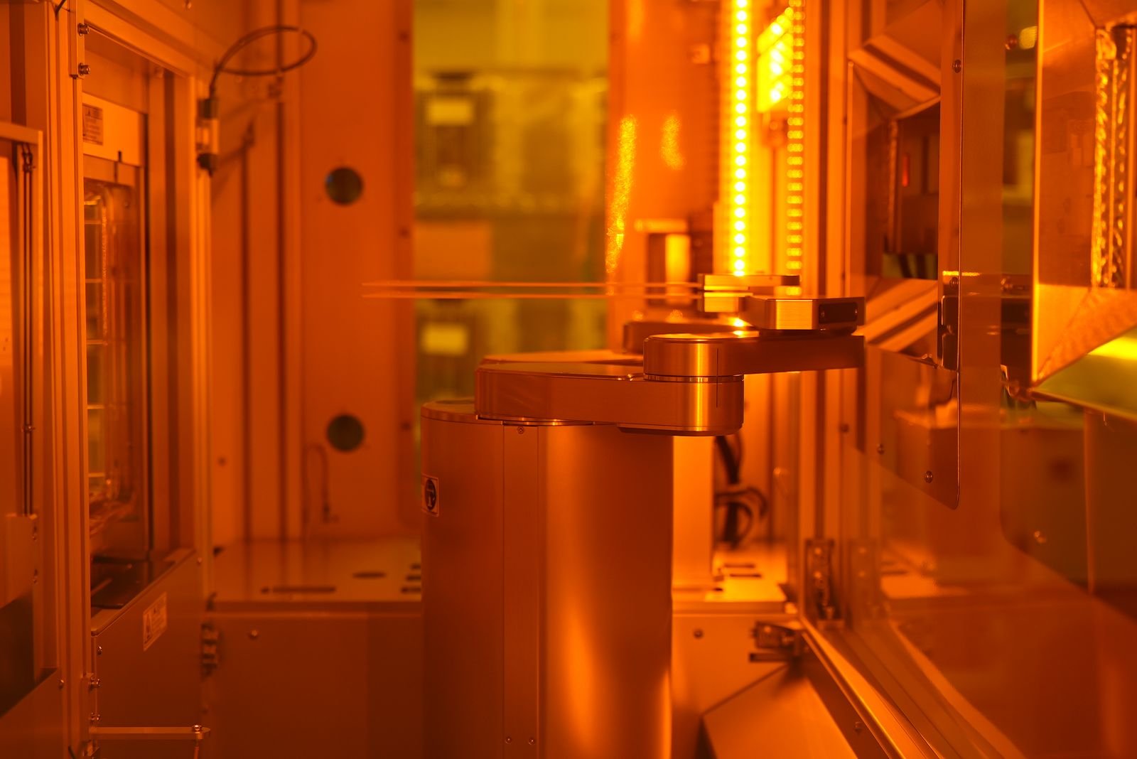Equipo automatizado de manipulación de obleas utilizado por Kepler en su planta de pruebas específica.